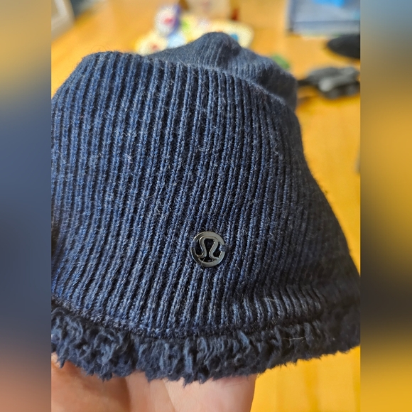 Lululemon merino wool Sherpa lined toque - Picture 2 of 7